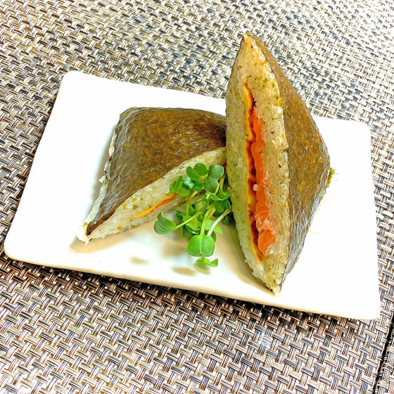 サーモンと柚子胡椒と薄焼き卵のぺったんおにぎり