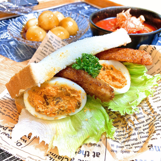 魚フライとしば漬けのタルタルのサンドウィッチ