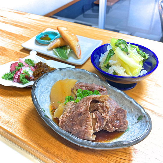 とろりと柔らか牛すじ大根、タコの緑酢、生姜とエノキの春巻き、白木耳とセロリの塩炒め