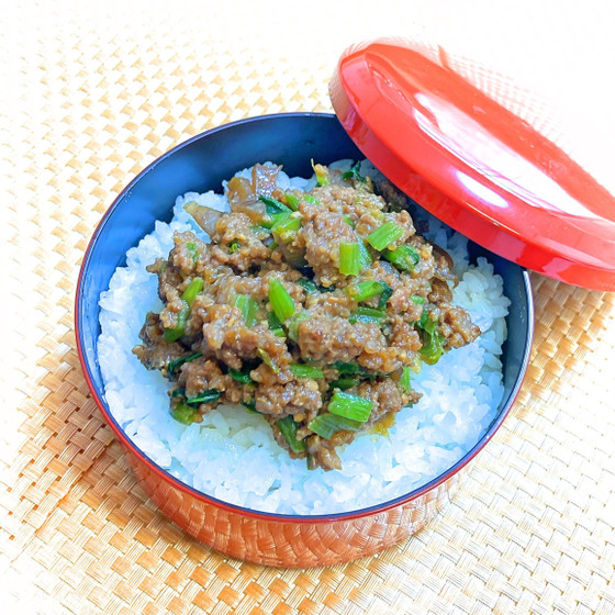 蒟蒻と青菜の肉味噌丼