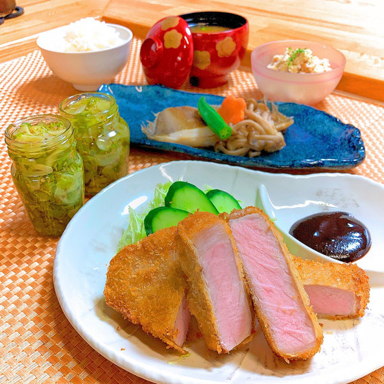 厚切り柔らか味噌カツの極意&青いにんにくラー油お持ち帰り、他３品(白身魚の酒蒸し、ひよこ豆とアンチョビのサラダ、基本の味噌汁)