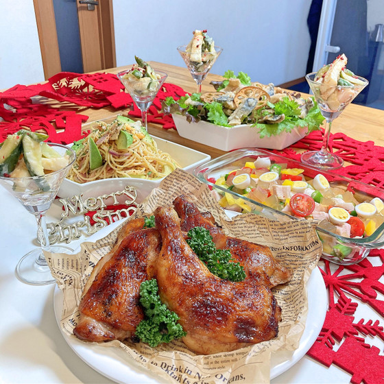 チキンレッグが主役のXmas！コロコロ野菜とコンソメジュレ、赤イカとキュウリの味噌レモンソテー、アボカドとベーコンエッグのサラスパ、揚げサバとレタスのエスニック風