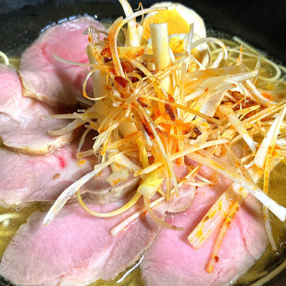 チャーシュー麺に煮卵とラー油の白髪ねぎを乗せて