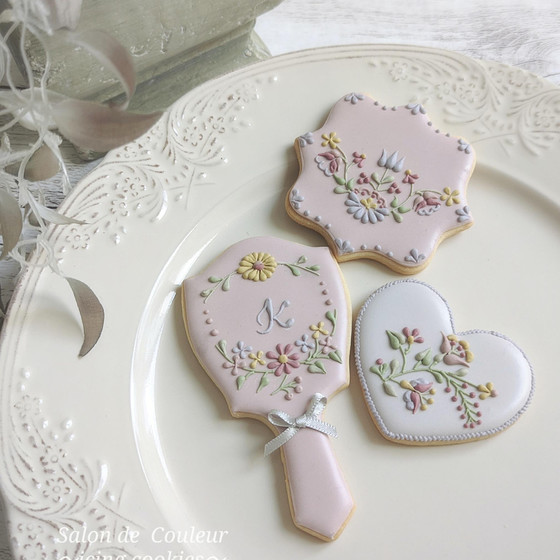 くすみカラーのハンガリー刺繍風アイシング♡