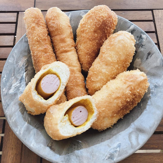 魚肉ソーセージにカレー粉をまぶして♪揚げパンにします！
