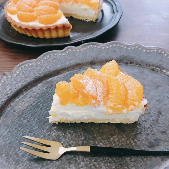 下からクッキー生地、レアチーズ、生クリーム、みかん✨