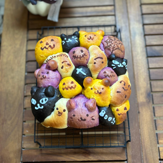ハロウィンちぎりパン
かぼちゃパウダー、紫芋パウダー