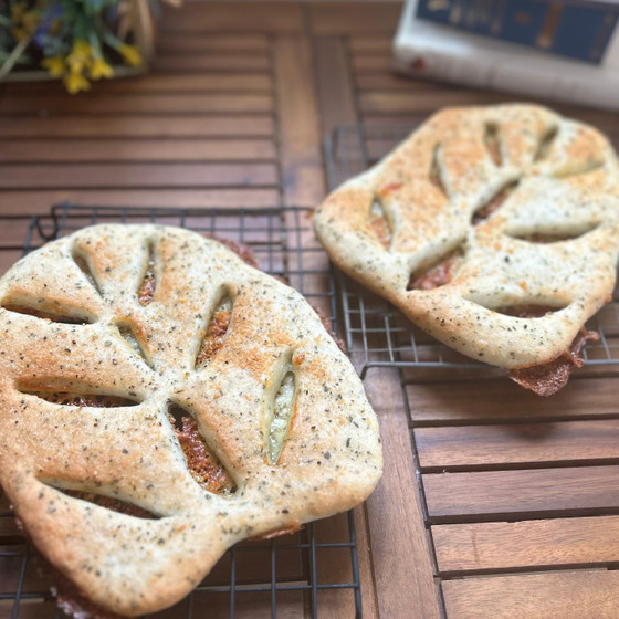 生地の下のシュレッドチーズがカリカリになります✨