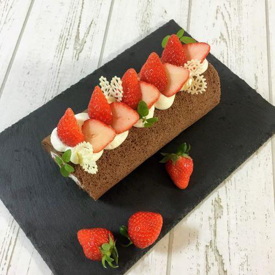 バレンタインにもぴったり♪　苺たっぷり「ココアロールケーキ」
