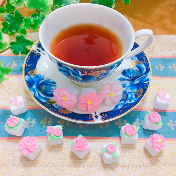 アイシングで角砂糖にお花を咲かせましょう♪