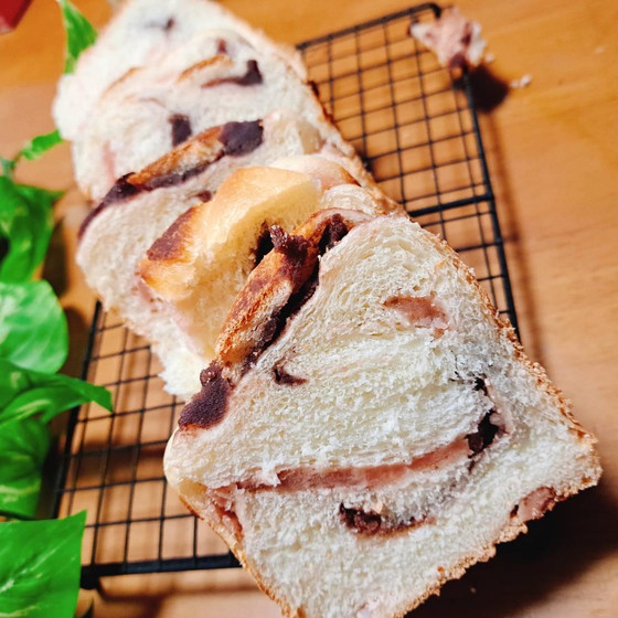 2色の折り込みあん食パン