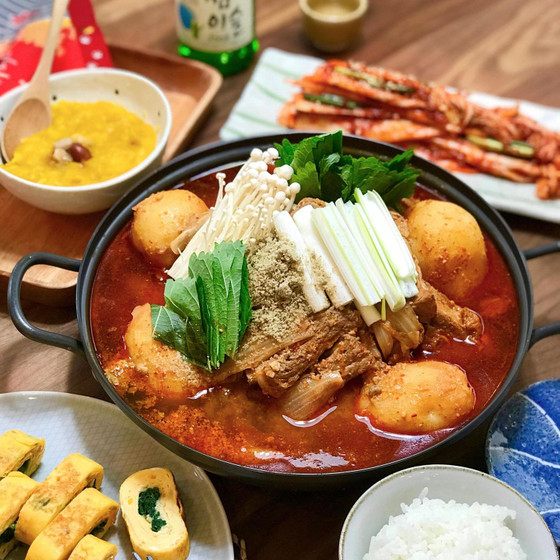 カムジャタン、白菜浅漬けキムチ、韓国風卵焼き、カボチャ粥など