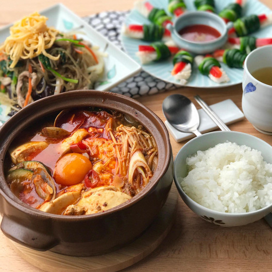いつも人気！スンドゥブチゲ。チャプチェとイカのカンフェ