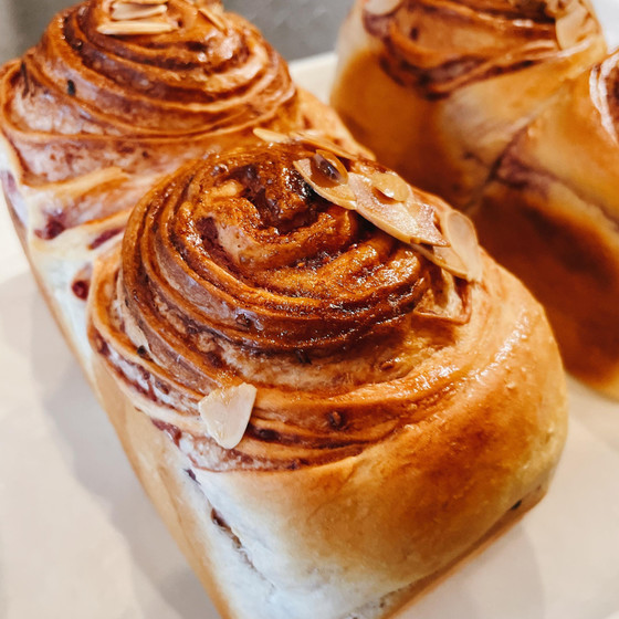 甘酸っぱいラズベリーマーブル食パン