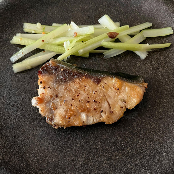 セロリのサラダ
鰤のカカオ&スパイス焼き
