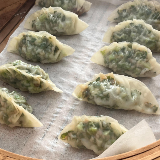菜の花とターサイの蒸し餃子。色も綺麗で、野菜の旨みを