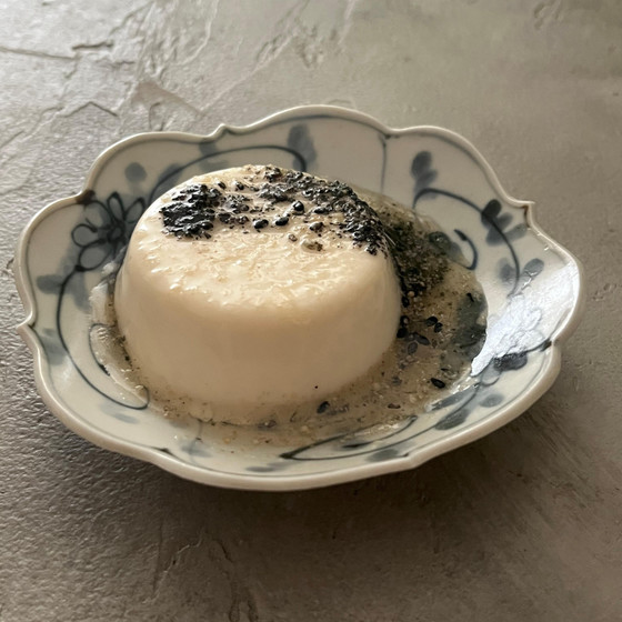 胡麻プリン　練りゴマ不使用で、上品かつ濃厚に