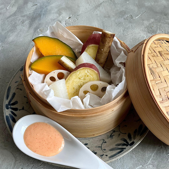 たっぷりの蒸し野菜を、コチュジャン麹ソースで