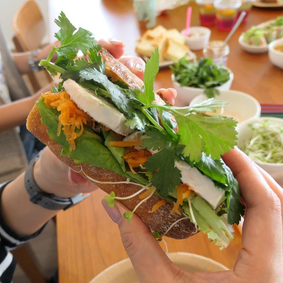 パクチー入れ放題！バインミーサンドイッチづくり体験