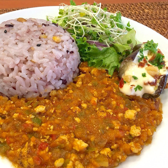 タイ式ヨガ「ルーシーダットン」×マクロビオティックランチ