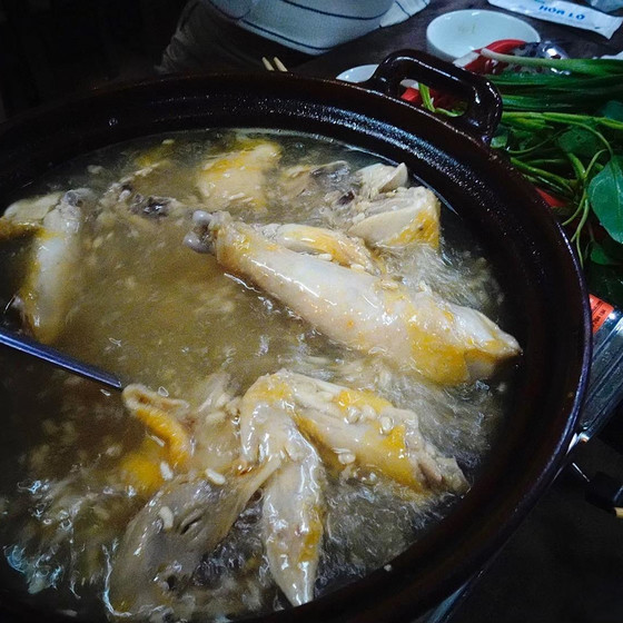 ほろほろに鶏肉を煮込みます 