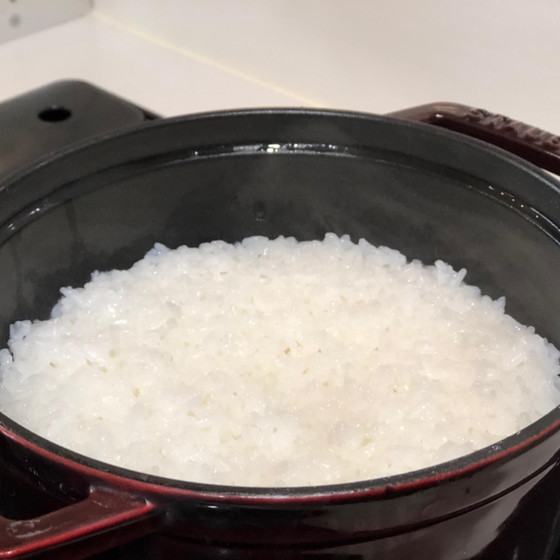 ガス火を使ってお鍋でごはんを炊きます。