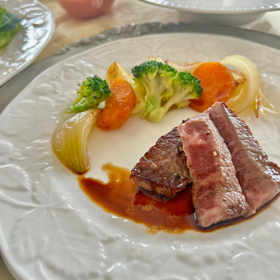 絶妙な焼き加減のおいしいお肉でタンパク質を
　　