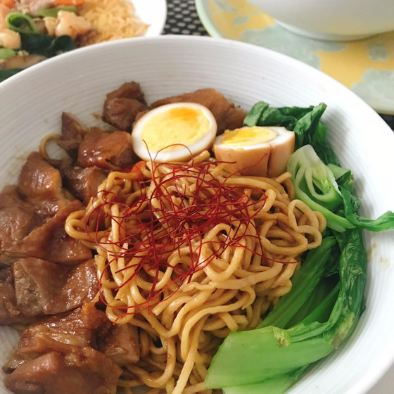 全て手打ちで作ります★シンガポール風醤油チキンヌードル、広東風あんかけ揚げ焼きそば、牛肉と野菜の炒め麺