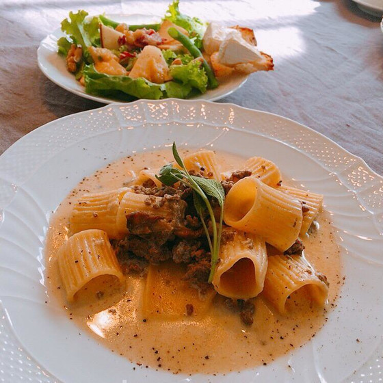 ポルチーニと牛肉ラグー&焼きカマンベールと林檎のサラダ