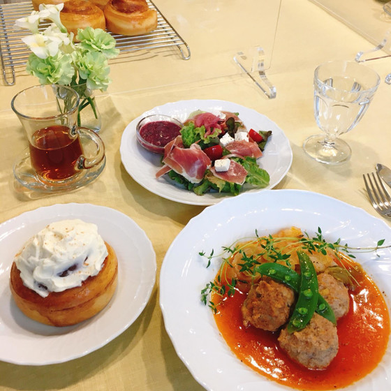 シナモンロール＆春キャベツとミートボールのトマト煮込み