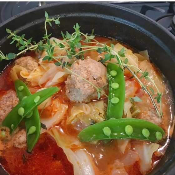 キャベツとミートボールのトマト煮込み