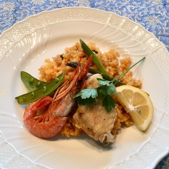 チキンと海老、香味野菜でとったブイヨンで炊き上げます
