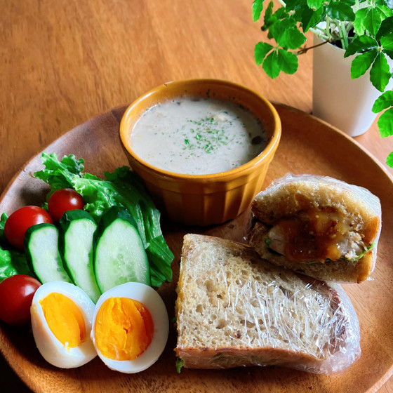 朝食やランチには、スライスして、サンドウィッチに