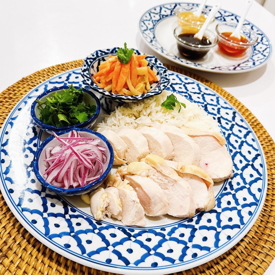  【受付：通年】ACO流シンガポールチキンライスセット①感動しちゃう2種類の食感の鶏胸肉食べ比べ②鶏臭くないジャスミンライス ③オリジナルソース3種類 ④大根と人参のピーナッツピクルス