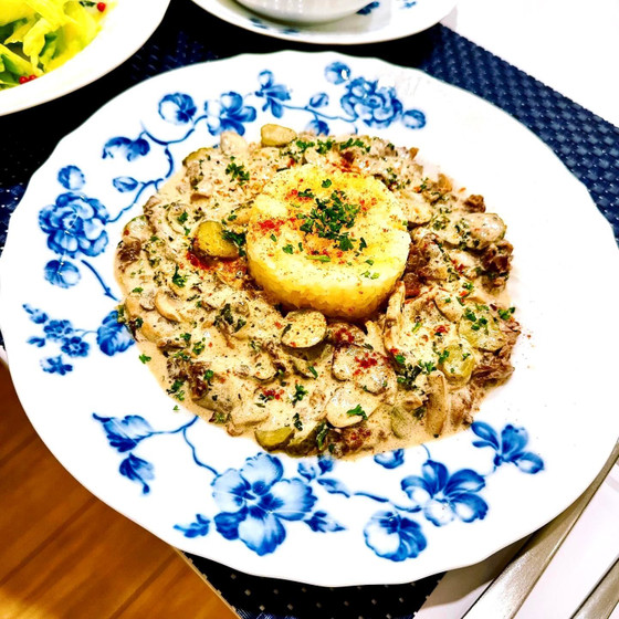 甘酸っぱいビーフストロガノフｗ/バターライス添え