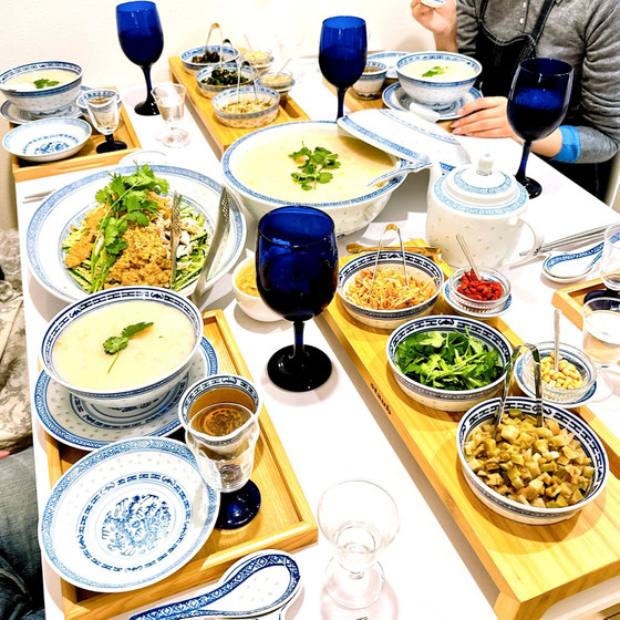 【受付：通年】【4名満席のみ】【5hレッスン】【キャンセル不可】 ①鶏肉と貝柱と大根の濃厚香港風中華粥 ②手羽元で作る簡単棒々鶏 ③お粥用副菜2品(春菊の炒め物・ネギと生姜のオイスターソース和え)