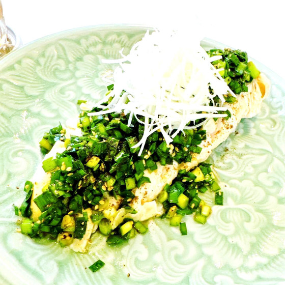 柔らか茹で鶏のニラソースがけ