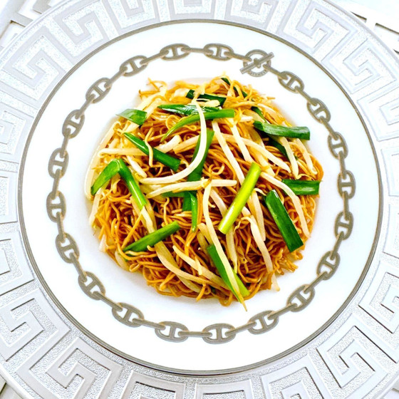 衝撃的なお味の虜になる！
黒酢風味の絶品香港焼きそば