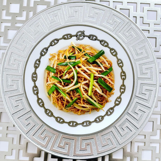 ヘルシーで美味しい中華！
黒酢風味の絶品香港焼きそば