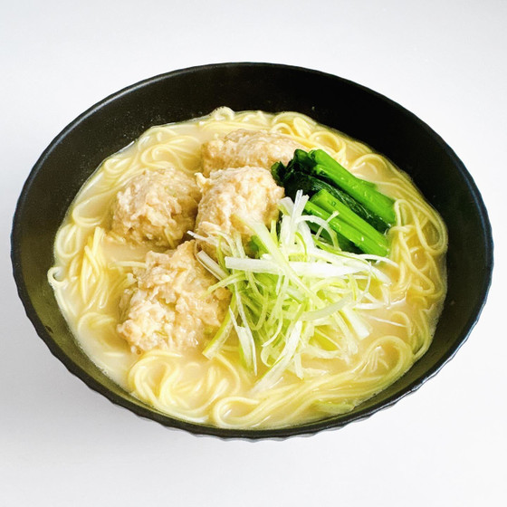 鶏白湯スープと鍋用鶏つくねで作る鶏白湯煮込みそば