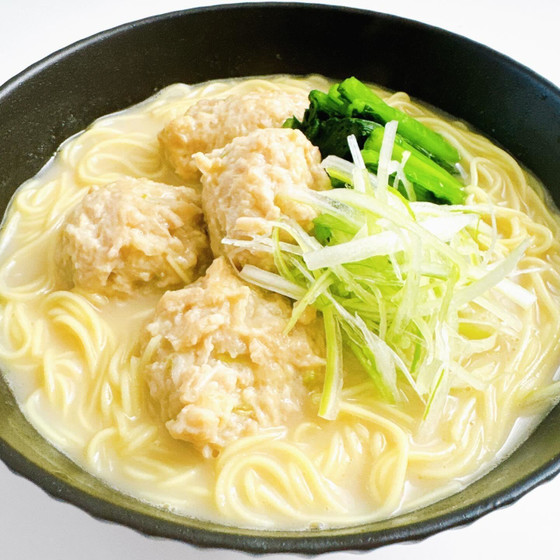 鶏白湯スープと鍋用鶏つくねで作る鶏白湯煮込みそば