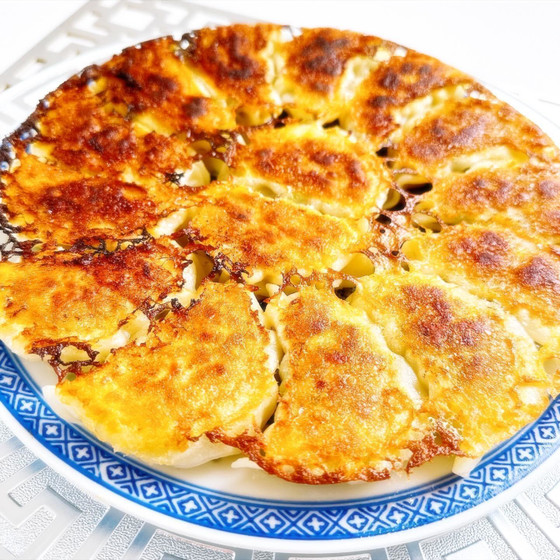 カリカリの繊細な網目状の羽根が美しい魔法の焼き餃子