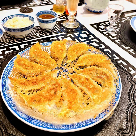 カリカリの繊細な網目状の羽根が美しい魔法の焼き餃子