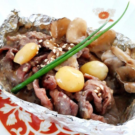 ①牛肉と舞茸のホイル包み焼き/朴葉味噌焼き風