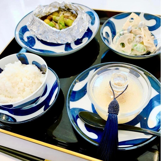 【受付：通年】：①牛肉と舞茸のホイル包み焼き/朴葉味噌焼き風 ②なめらか～な小松菜としめじとレンコンのごま風味白和え ③玉ねぎのすり流し