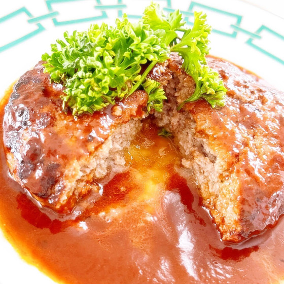 ふっくらやわらかくジューシーな肉汁溢れる弾力ハンバーグ