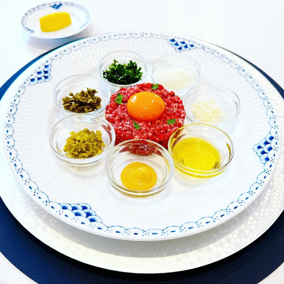 【デモンストレーション】①生牛肉のタルタルステーキ（※牛肉を生で食べる為の完璧に安全な下拵えをします) ※バゲット付き