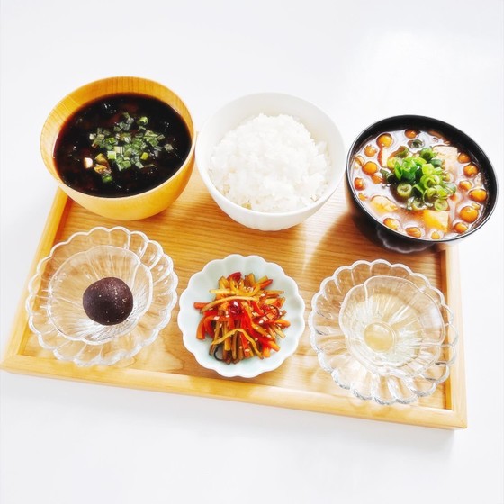 ごはんと箸休め副菜（※内容都度変動）が付きます