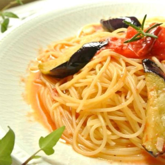 揚げナスとトマトのパスタ