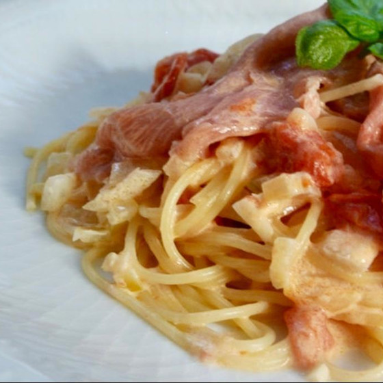 トマトと生ハムのクリームパスタ